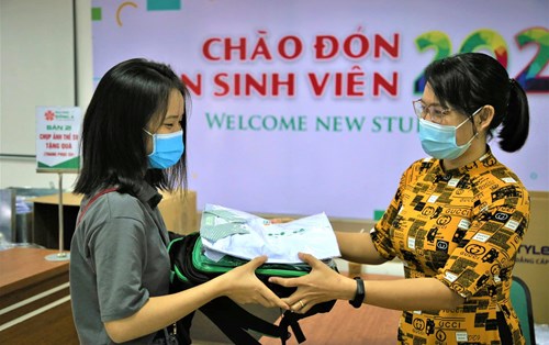 Cảm nhận về ngày nhập trường của sinh viên lớp NT20A1A 