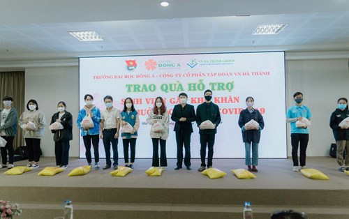 120 phần quà yêu thương đến với sinh viên khó khăn do dịch bệnh