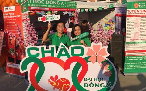 "Thính xuân" Đại học Đông Á "đổ bộ" vào trường THPT Hoàng Hoa Thám trong ngày Hội văn hóa dân gian