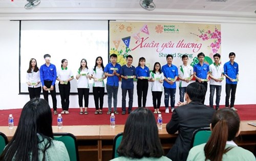 233 vé xe Tết mang “Xuân yêu thương” đến sinh viên khó khăn