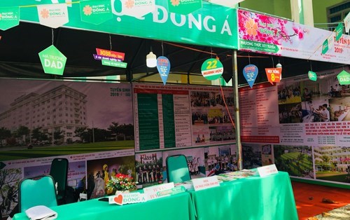 Đại học Đông Á sôi động trong Ngày hội văn hóa dân gian tại trường THPT Nguyễn Hiền