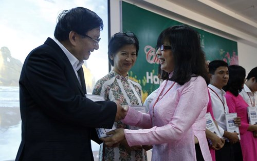 “Lì xì sách” - nét văn hóa đẹp của người Đại học Đông Á