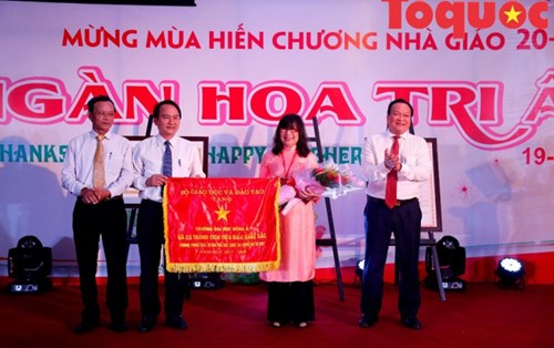 Đại học Đông Á đón nhận Cờ thi đua của Bộ GD&ĐT