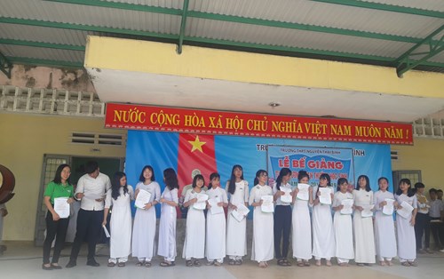 Trao học bổng Hoa Anh Đào cho hơn 20 học sinh trường THPT Nguyễn Thái Bình