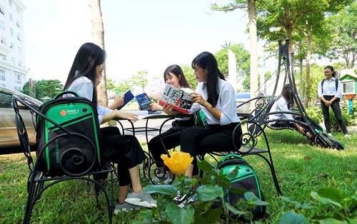 Sinh viên Đông Á háo hức đón nhận những món quà ý nghĩa từ nhà trường