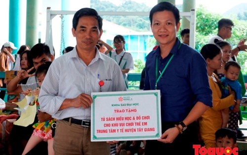 Tặng "Tủ sách hiếu học" đến bạn nhỏ vùng cao nhân năm học mới